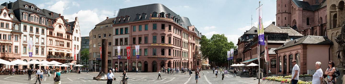 Marktplatz in Mainz, mit den historischen Gebäuden und bunten Fassaden im Sommer.