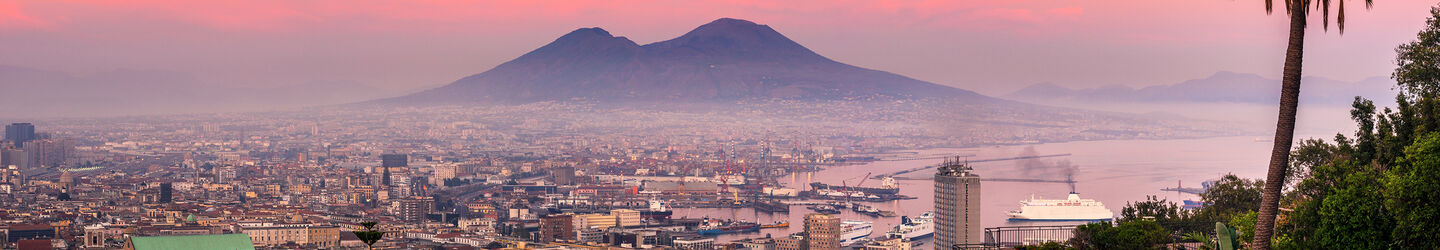Neapel und der Vesuv bei Sonnenuntergang iStock.com / Eloi_Omella