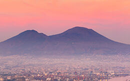 Neapel und der Vesuv bei Sonnenuntergang iStock.com / Eloi_Omella