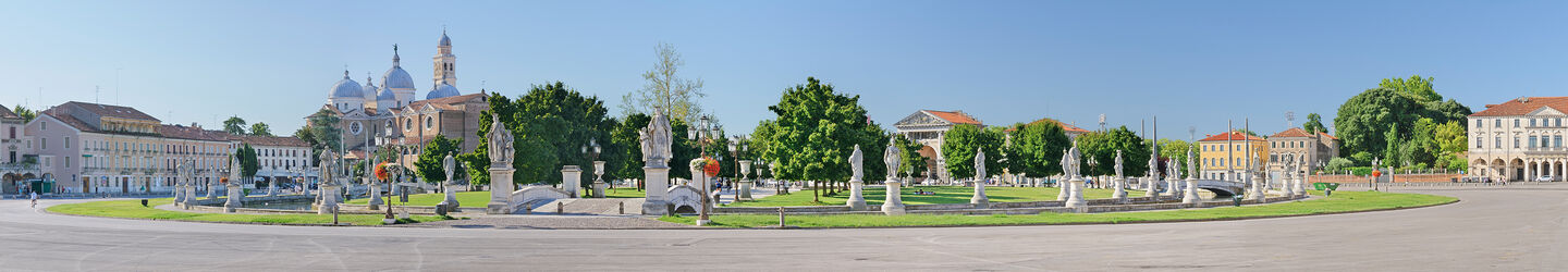 Panorama vom Prato Della Valle in Padua iStock.com / AlbertoSimonetti