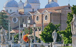 Panorama vom Prato Della Valle in Padua iStock.com / AlbertoSimonetti
