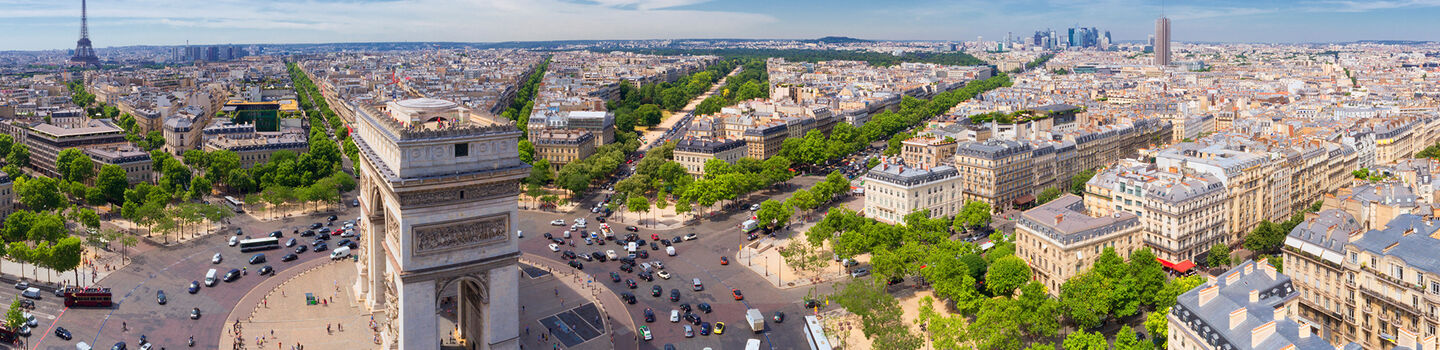 Luftaufnahme des Place de l'Étoile in Paris (Frankreich) mit dem Arc de Triomphe, dem Eiffelturm und der Skyline von La Défense