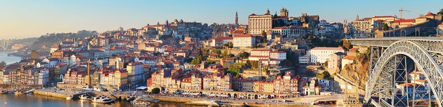 Vom Aussichtspunkt aus bietet sich ein faszinierender Blick auf Porto und die markante Dom Luis Brücke, die sich kühn über die Altstadt erhebt.