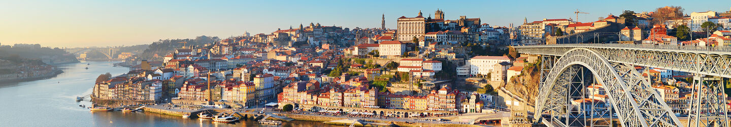 Altstadt von Porto mit der Dom Luis Brücke iStock.com / joyt