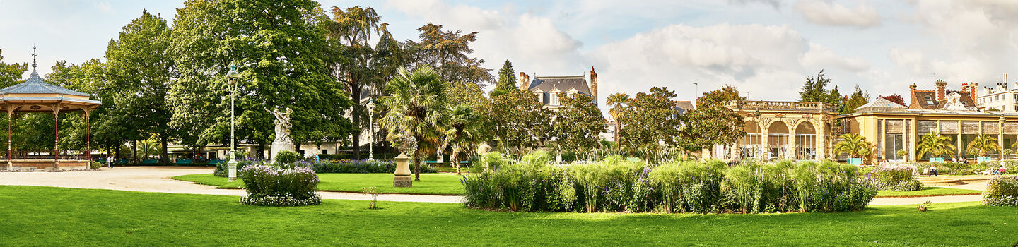 Panoramablick auf den Parc du Thabor in Rennes (Region Bretagne; Frankreich)