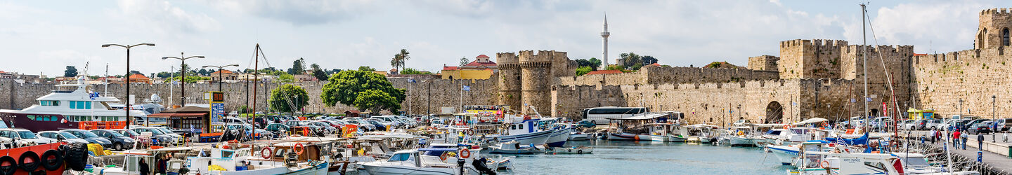 Fischerhafen und Stadtmauer von Rhodos Stadt iStock.com / FevreDream