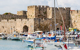 Fischerhafen und Stadtmauer von Rhodos Stadt iStock.com / FevreDream