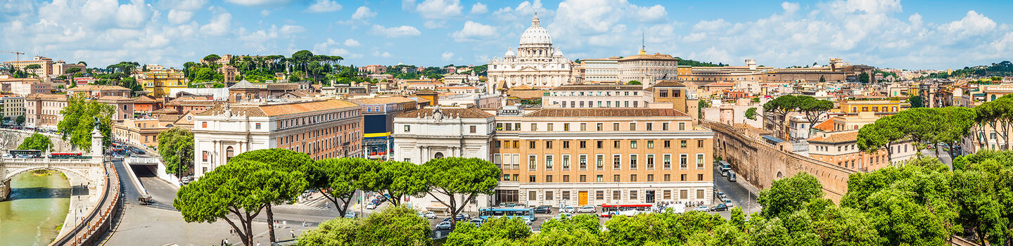 Von Weitem bietet der Blick auf Rom ein malerisches Bild, bei dem der Tiber sich seinen Weg durch die Stadt bahnt und der Vatikan in der Ferne emporragt.