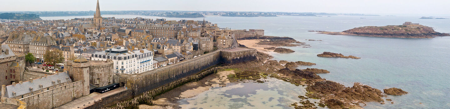 Luftaufnahme der Stadt Saint-Malo (Bretagne, Frankreich) mit ihren Festungsmauern und dem Ozean im Hintergrund