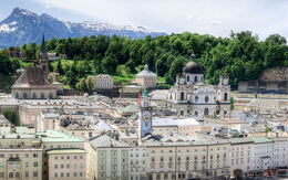 Panoramabild von der Kaipromenade in Salzburg mit dem Salzburger Dom und der Festung Hohensalzburg im Hintergrund
