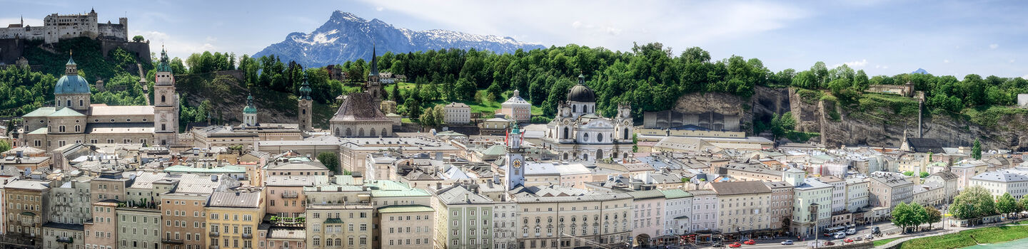 Panoramabild von der Kaipromenade in Salzburg mit dem Salzburger Dom und der Festung Hohensalzburg im Hintergrund