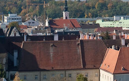 Die Aussicht über St. Pölten offenbart eine harmonische Mischung aus historischer Architektur und moderner Stadtlandschaft.