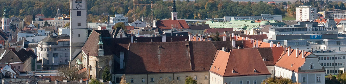 Die Aussicht über St. Pölten offenbart eine harmonische Mischung aus historischer Architektur und moderner Stadtlandschaft.