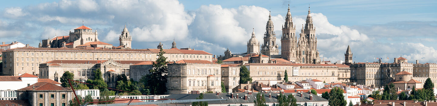 Santiago de Compostela präsentiert sich in einem großflächigen Panorama, dominiert von historischen Steingebäuden und der malerischen Atmosphäre einer Stadt reich an Geschichte.