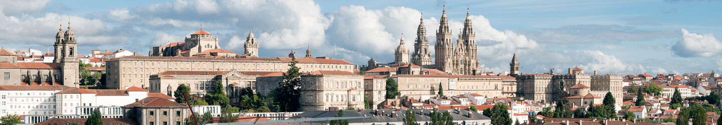Panorama von Santiago de Compostela iStock.com / Andres Victorero