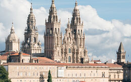 Panorama von Santiago de Compostela iStock.com / Andres Victorero