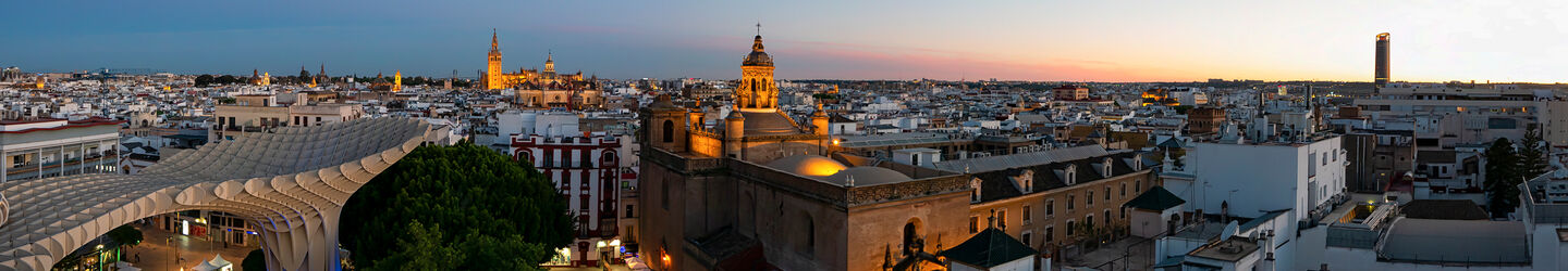 Sonnenuntergang über der Altstadt von Sevilla iStock.com / Nicola Colombo
