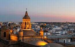 Sonnenuntergang über der Altstadt von Sevilla iStock.com / Nicola Colombo