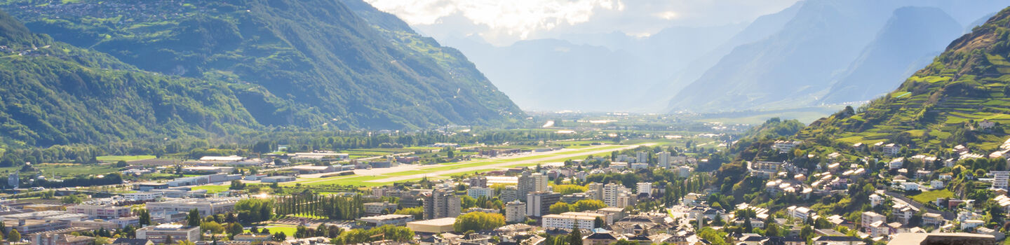 Das malerische Sion liegt vor dem beeindruckenden Hintergrund der mächtigen Berge, die die Stadt majestätisch überragen.