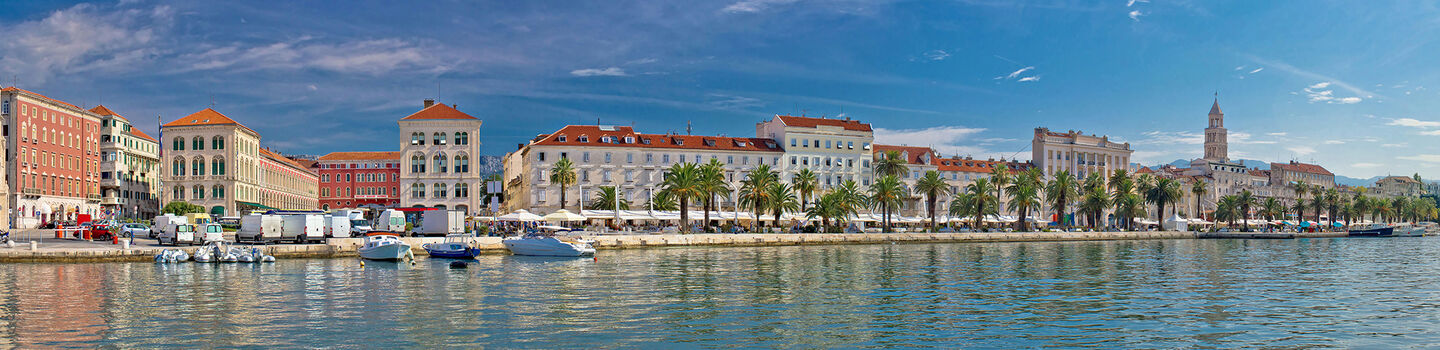 Panorama von Split, mit der Stadt und dem Meer, alles in beruhigenden Blau- und Azurtönen unter einem klaren Himmel.