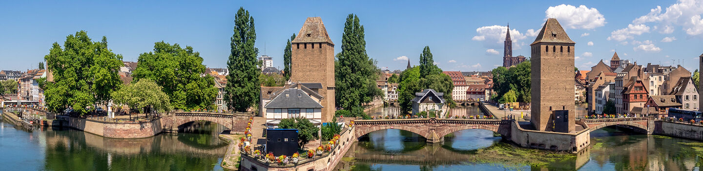 Panoramablick auf die Ponts Couverts im Viertel Petite France in Straßburg (Elsass, Frankreich)