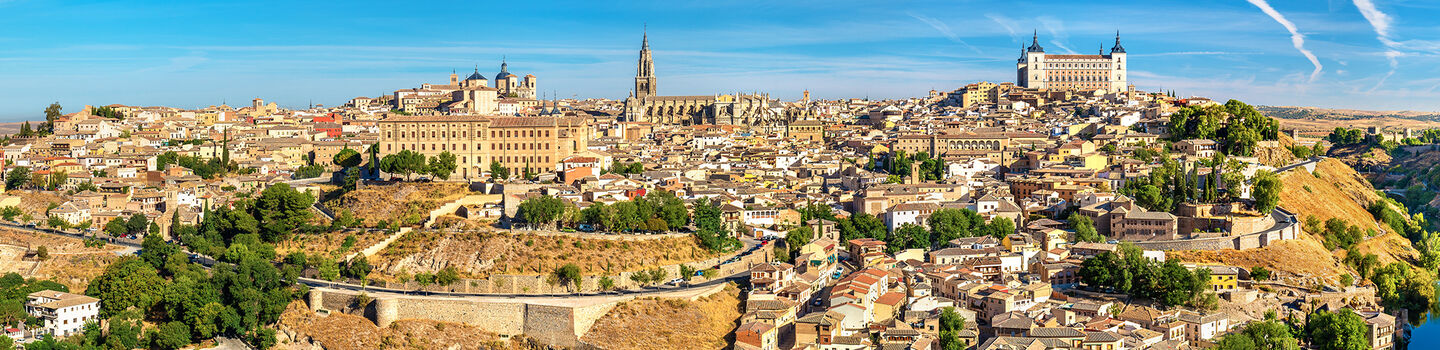 Das Panorama von Toledo enthüllt eine landschaftlich reizvolle Kulisse von historischen Gebäuden, die sich über die Hügel verteilen und ein beeindruckendes Bild der mittelalterlichen Stadt bietet.