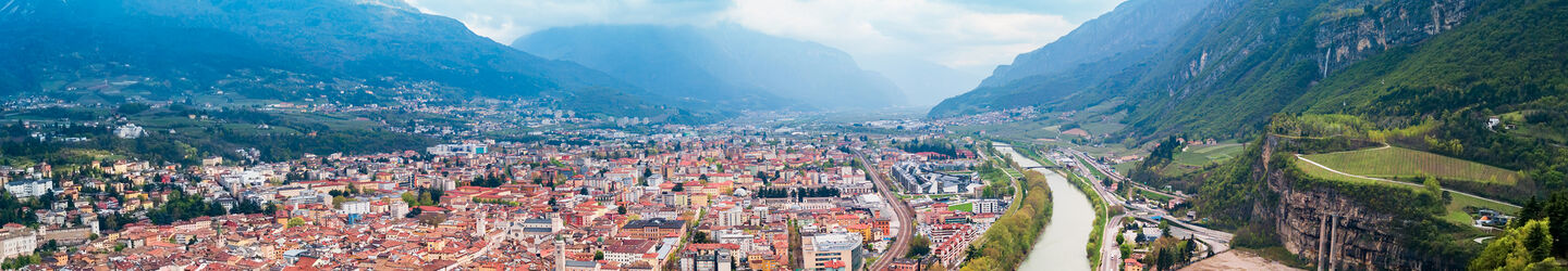 Blick auf Trento und die Etsch iStock.com / saiko3p