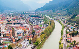 Blick auf Trento und die Etsch iStock.com / saiko3p