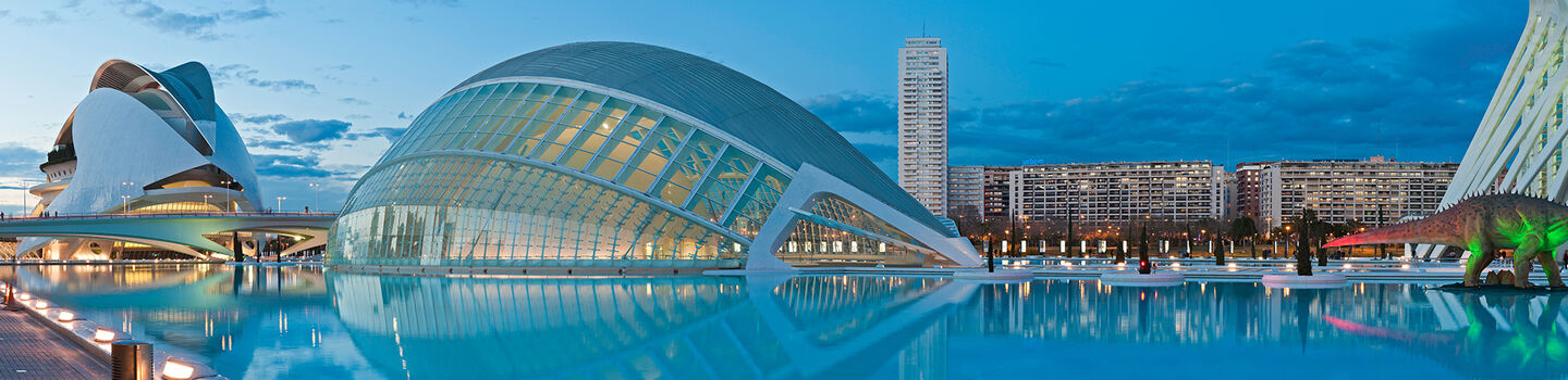 Die City of Arts and Sciences in Valencia, mit ihren futuristischen Gebäuden und reflektierenden Wasserflächen, bietet einen aufregenden Blick in die moderne Architektur.