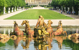 Der Apollon-Brunnen im Vordergrund bietet eine atemberaubende Perspektive auf das prächtige Schloss Versailles im Hintergrund