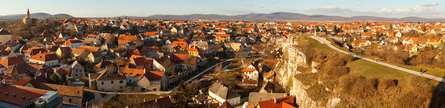Veszprem präsentiert sich als beschauliche Stadt, geprägt von traditioneller Architektur, die sich bei sanftem Licht in die umliegende Landschaft einfügt und einen harmonischen Anblick bietet.
