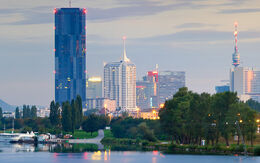 Blick auf die Donau und die Skyline der Wiener Donau City bei Abendstimmung