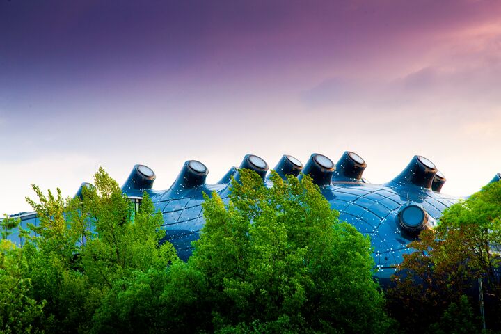 Aufnahme vom blauen Dach des Kunsthauses Graz mit seiner ungewöhnlichen, blasenförmigen Architektur.