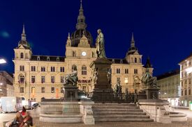 Nachtaufnahme der beleuchteten Fassades des Grazer Rathauses am Hauptplatz.