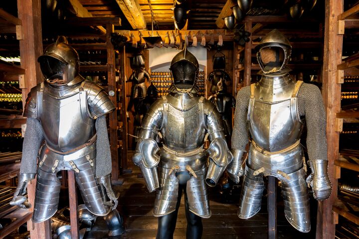 Bild von drei alten Rüstungen im Inneren des Landeszeughaus Graz.