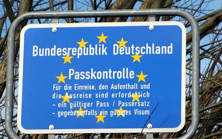Grenzübergang Deutschland Ein blaues Grenzschild mit den gelben EU-Sternen und der Aufschrift Bundesrepublik Deutschland und Passkontrolle.