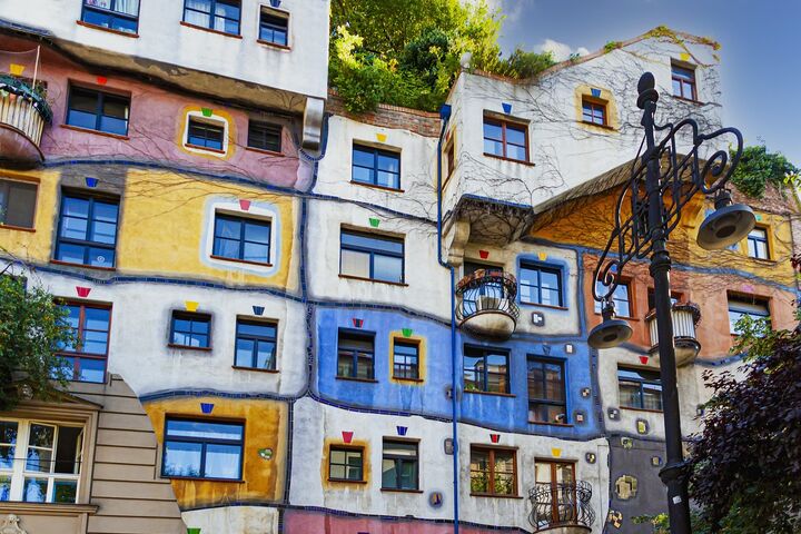 Das Hundertwasserhaus in Wien mit seinen farbenfrohen Fassaden und unregelmäßigen Formen.
