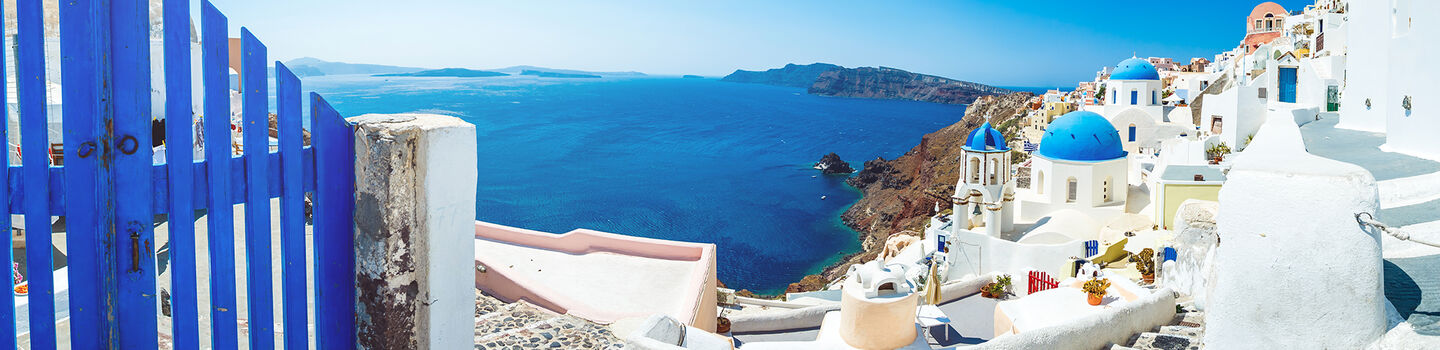 Die Caldera von Santorini entfaltet ein atemberaubendes Panorama, geprägt von den berühmten weiß getünchten Kirchen, die gegen die majestätische Landschaft abstechen.
