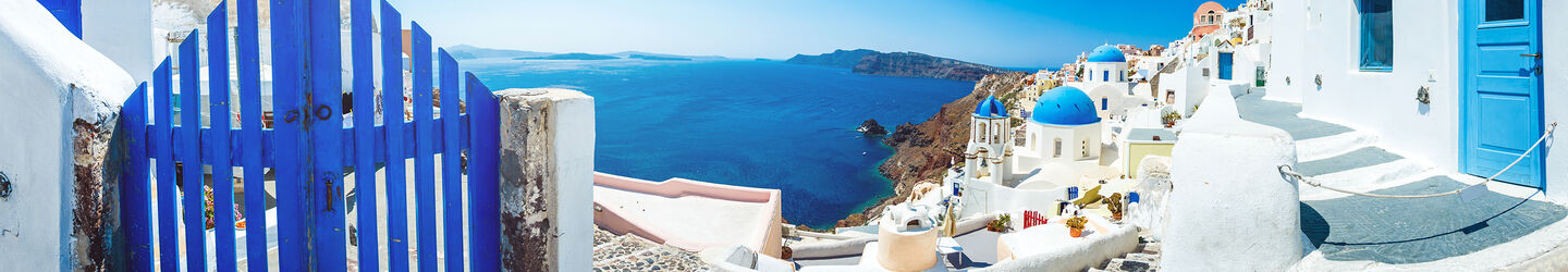 Caldera-Santorini mit berühmten Kirchen, Zaun, panorama iStock.com / mbbirdy