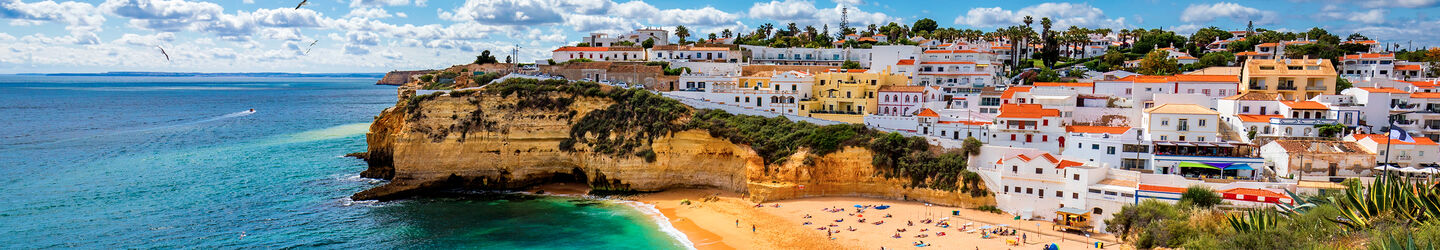 Blick auf das Fischerdorf Carvoeiro an der Algarve iStock.com / DaLiu