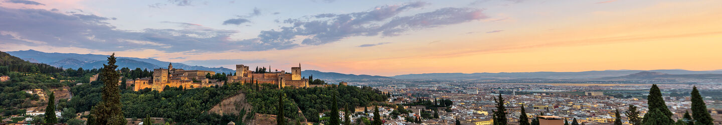Blick auf Granada mit der Alhambra iStock.com / basiczto