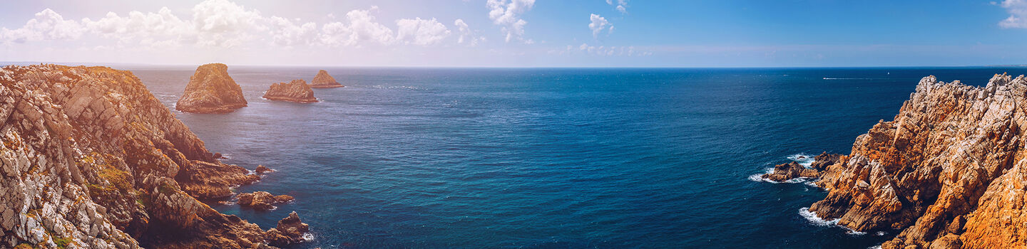 Blick von der Pointe de Pen-Hir auf die steilen Klippen und den Atlantik an der Küste der Halbinsel Crozon in der Bretagne