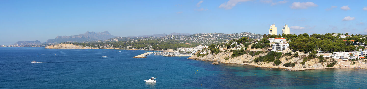 Vom Aussichtspunkt in Moraira aus erstreckt sich ein beeindruckendes Panorama, das über das leuchtende Meer bis zu den imposanten Bergen von Calpe führt.