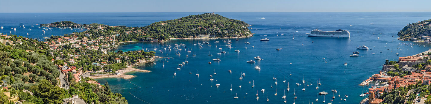 Blick über die Dächer von Nizza auf das blaue Meer der Côte d’Azur, eingerahmt von der Mittelmeerküste
