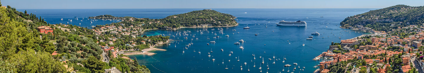 Küste, mit Blick über die Dächer von Nizza ins Meer iStock.com / elmvilla