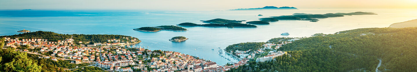 Stadt Hvar auf der Insel Hvar, Dalmatien, Blick aufs Meer und Inseln iStock.com / mbbirdy