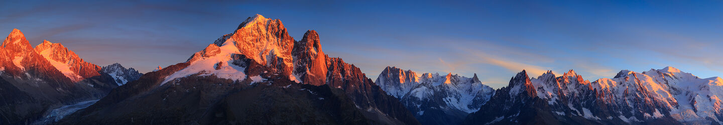 Alpen mit Schnee bedeckt, Gipfel im Sonnenuntergang © iStock.com / SanderStock