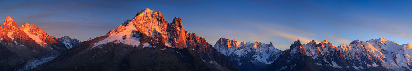 Alpen mit Schnee bedeckt, Gipfel im Sonnenuntergang iStock.com / SanderStock