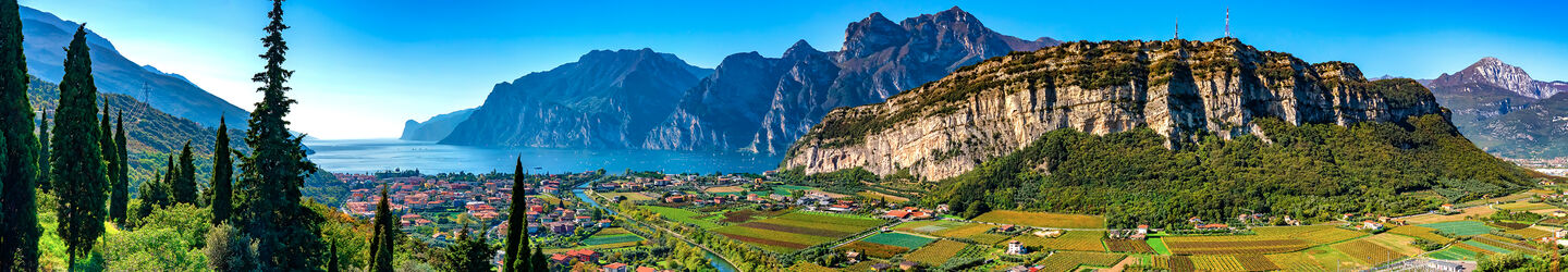 Schöne Luftaufnahme von Torbole, Gardasee (Lago di Garda) und den Bergen, Italien iStock.com / EKH-Pictures