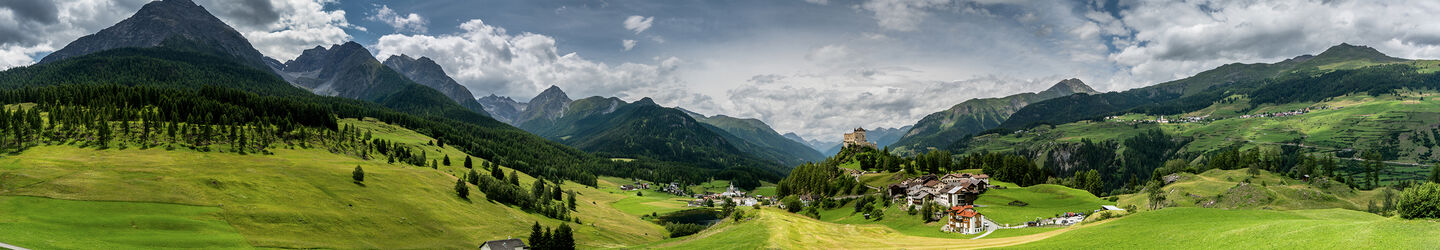 Panoramablick auf das Unterengadin bei Tarasp iStock.com / makasana